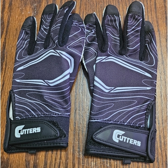 Cutters Game Day Receiver Youth Sports Gloves Black Topo - Picture 7 of 15